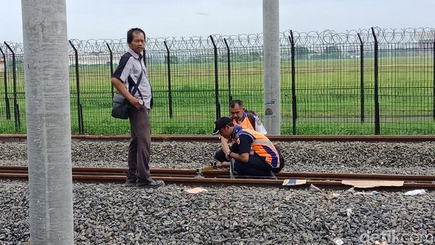 Pihak PT Railink memeriksa kondisi rel kereta bandara Foto: Eva Safitri/detikcom
