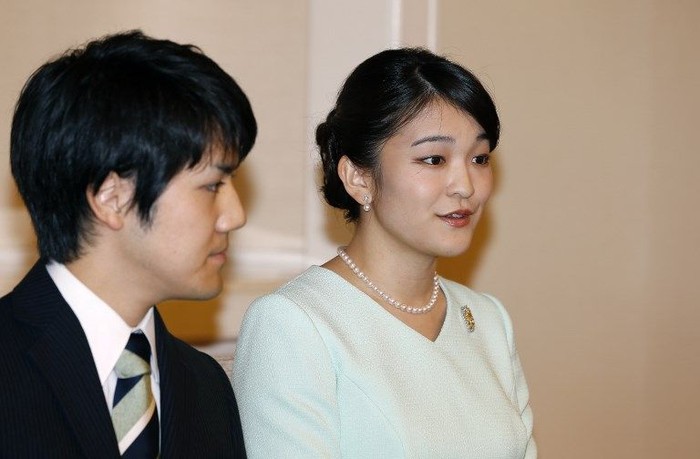 Putri Mako dari Jepang Japans Princess Mako, the eldest granddaughter of Emperor Akihito and Empress Michiko, waves during the royal familys annual New Years greeting to well-wishers gathered at the Imperial Palace in Tokyo on January 2, 2018. / AFP PHOTO / Kazuhiro NOGI