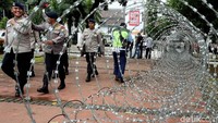 Penampakan kawat berduri untuk menghalau massa buruh yang melakukan aksi unjuk rasa di depan Istana Negara, Jakarta, Selasa (6/2/2018).