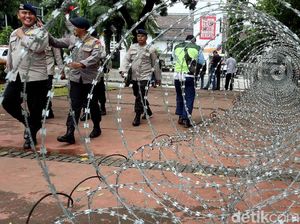 Massa Buruh Unjuk Rasa, Istana Negara Ditutup Kawat Berduri