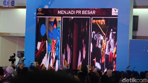 Gambar soal kasus penganiayaan guru itu ditampilkan dalam paparan Jokowi. 
