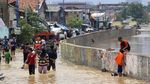 Begini Kondisi Kampung Melayu yang Lumpuh Akibat Banjir