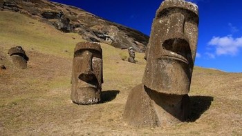 Easter Island atau Pulau Paskah menyimpan kumpulan patung batu bernama Moai yang dipahat sekitar tahun 1300 hingga 1500 yang hingga kini masih belum diketahui tujuan dan cara pembuatan patung tersebut. Foto: thechive