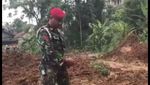Foto: Anggota Kopassus Cari Korban Longsor dengan Tenaga Dalam