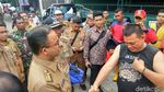 Foto: Pakai Boots Oranye, Anies Tinjau Banjir di Kebon Pala