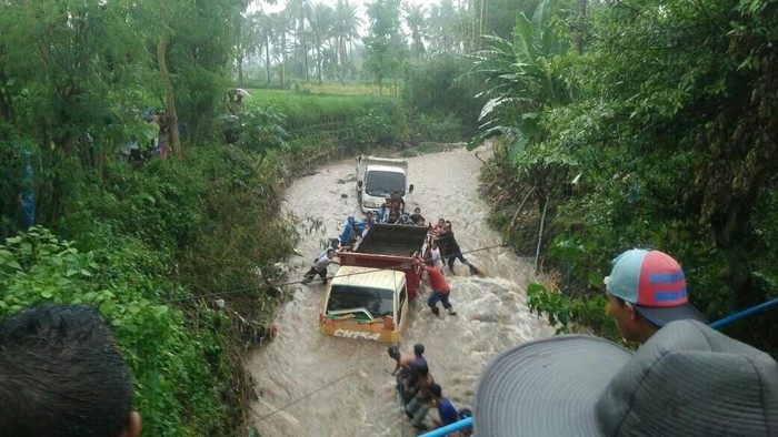 Ambil Batu Koral di Sungai, 2 Truk Terjebak Air Bah