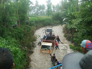 Ambil Batu Koral di Sungai, 2 Truk Terjebak Air Bah