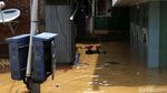 Foto: Evakuasi Nenek Korban Banjir Kampung Melayu