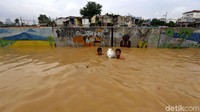 Anak-anak korban banjir mendapat bantuan.