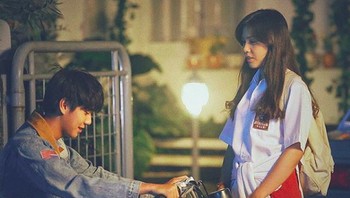 Di setiap adegan Dilan saat menggunakan motor, ia terlihat tidak menggunakan helm dan spion. Foto: Internet