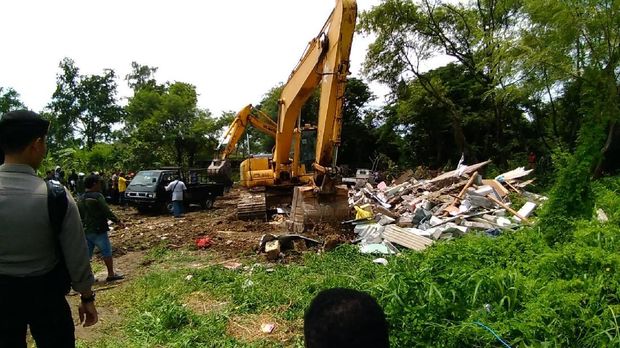 Alat berat menghancurkan rumah warga