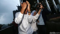 Agus Wahjudo meninggalkan gedung KPK sambil menutupi wajanya, Selasa (6/2/2018).