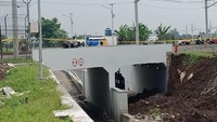 Longsor membuat akses jalan bagi pengguna kendaraan terputus./Foto: Eva Safitri