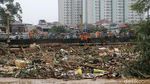 Terbawa Banjir, Sampah Batang Kayu Menumpuk di Jembatan