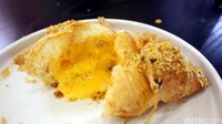 Flaky! Croissantnya renyah dengan isian saus telur asin yang gurih manis.