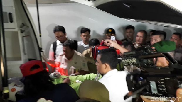 Satu korban dalam mobil yang tertimbun longsor di underpass Bandara Soetta berhasil dievakuasi sekitar pukul 03.08 WIB, Selasa (6/2/2018)