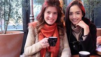 Nah, foto ini memperlihatkan jika Carissa suka ngopi juga. Bersama Ririn Dwi Aryanti, ia meneruput kopinya.  Foto: Instagram @carissa_puteri