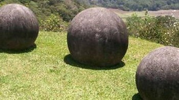 Bola batu raksasa di Kosta Rika yang berjumlah lebih dari 300 diselubungi oleh sejumlah mitos, mulai dari keterkaitannya dengan Atlantis hingga wujud aslinya yang merupakan bola meriam ciptaan Tuhan. Foto: thechive