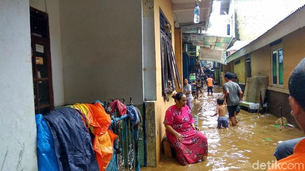 Anies Tinjau Banjir di Kepon Pala Kampung Melayu