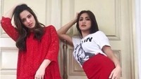 Di antara anggota Girls Squad, Nia dan Jedar memang termasuk yang paling dekat. Soal bocor-bocoran, mereka memang jagonya. Foto: Dok. Instagram/ramadhaniabakrie