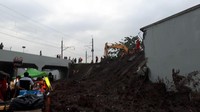 Foto: Pada Selasa 6 Februari 2018 sekira pukul 06.58 WIB, petugas gabungan masih terus bekerja mengevakuasi Mukhmainah yang tertimbun longsor di perimeter underpass Bandara Soekarno-Hatta. Fotografer:  Ahmad Bil Wahid/detikcom