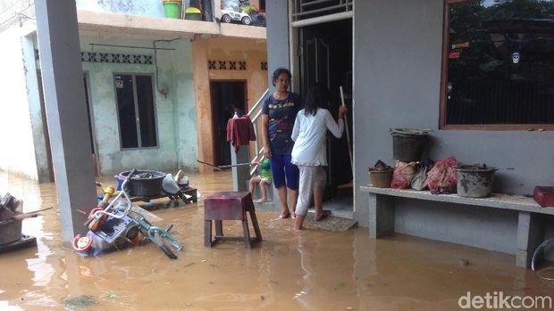 Warga Kampung Arus, Jaktim, membersihkan sisa banjir