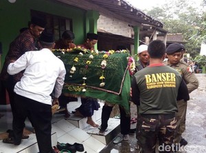 Jenazah Ketua Panwaskab Banyumas Dimakamkan di Ungaran