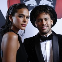 Masih dari acara yang sama, sejoli ini menunjukkan kemesraannya di karpet merah. (Foto: Benjamin Cremel/Red Bull Content Pool)