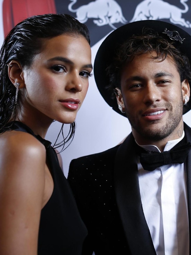 Masih dari acara yang sama, sejoli ini menunjukkan kemesraannya di karpet merah. (Foto: Benjamin Cremel/Red Bull Content Pool)