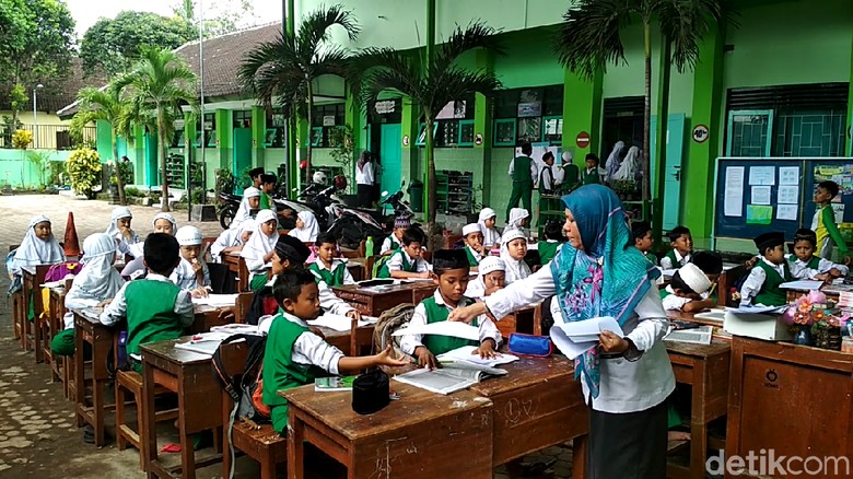 Longsor, Pelajar di Kota Blitar Terpaksa Belajar di Halaman Sekolah Longsor, Pelajar di Kota Blitar Terpaksa Belajar di Halaman Sekolah