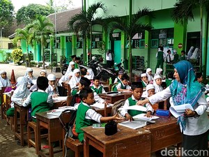 Longsor, Pelajar di Kota Blitar Terpaksa Belajar di Halaman Sekolah