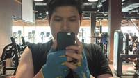 Masih ingat Abu Marlo? Dia adalah juara kedua dalam suatu kompetisi pesulap lho. Dari awal karier, Abu Marlo memang sudah memiliki badan yang relatif pas. Ternyata, ia memang suka ngegym. Foto: Instagram/abumarlo