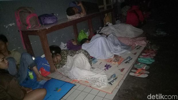 Pengungsi di SMPN 26 Kampung Melayu Keluhkan Listrik dan Air Bersih