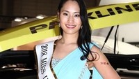Miss Universe Kanagawa tak kalah ikutan berpose dengan mobil modifikasi di Tokyo Auto Salon. Tahun ini ada 442 perusahaan berkumpul di Tokyo Auto Salon, dengan total 880 kendaraan dipamerkan. Foto: Response