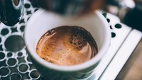 Rakyat Swedia mengonsumsi kopi 10.1 kg per kapita. Mereka mengenal ‘fika’ atau rehat minum kopi. Yang populer kopi hitam tanpa krim atau susu. Foto: iStock