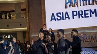 Para pemin Black Panther memberikan simbol tanda cinta khas Korea. Foto: Veynindia