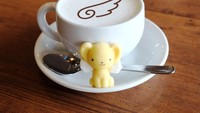 Ini adalah Kero-chan Caramel Hot Milk dengan gambar latte art berbentuk sayap Sakura. Dan disajikan dengan marshmallow berbentuk Kero-chan. Foto: Istimewa