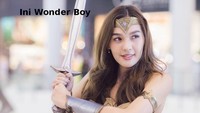 Cosplayer Wonder Woman ini asal Thailand. Dan yap, dia adalah cowok! Foto: ist