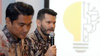 CEO PT Home Credit Indonesia Jaroslav Gaisler (kanan) bersama Chief External Affairs Home Credit Andy Nahil Gultom, memberikan keterangan mengenai pencapaian Home Credit, Jakarta, Selasa (6/2). 