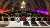 Ruangan Bavaria di dalam Muncih Contenance Clubs. Di salah satu sisinya dapat ditemui lukisan dari Ludwig II yang membangun Neuschwanstein Castle (Munich Contenance Clubs)