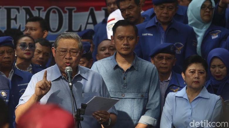 Gestur SBY Dibawa-bawa di Pose 1 Jari Luhut-Sri Mulyani Gestur SBY Dibawa-bawa di Pose 1 Jari Luhut-Sri Mulyani