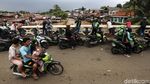Foto: Warga Menonton Aliran Sungai CiIiwung yang Melimpah