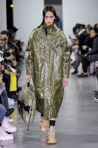 Tren Unik dari Paris, Ada Sepatu di Dalam Sendal