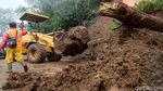 Petugas Berjibaku Membersihkan Material Longsor di Puncak