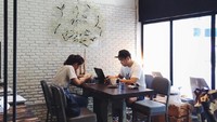 Bata tak berpoles yang dicat putih jadi ciri khasnya. Dikelilingi dinding kaca sehingga sinar matahasri bisa dinikmati sambil bekerja atau ngopi.Foto: Instagram Hello Strangers Cafe