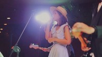 Aya saat tampil menyanyi di atas panggung. Foto: Instagram Aya Anjani