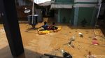 Foto: Evakuasi Nenek Korban Banjir Kampung Melayu