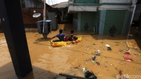 Petugas dan warga mengevakuasi warga yang terjebak banir di Kampung Melayu, Jakarta, Selasa (6/2/2018).