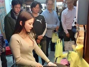 Rekrut Model Seksi Jadi Pelayan Dadakan, Gerai Makanan Ini Diserbu Pembeli