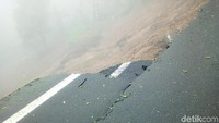 Pantauan detikcom di seputaran Pohon Pinus, Desa Tugu Utara, Kecamatan Cisarua, Bogor, Selasa (6/1/2018) pukul 08.46 WIB, terlihat bekas longsor yang menghancurkan sebagian sisi jalan.